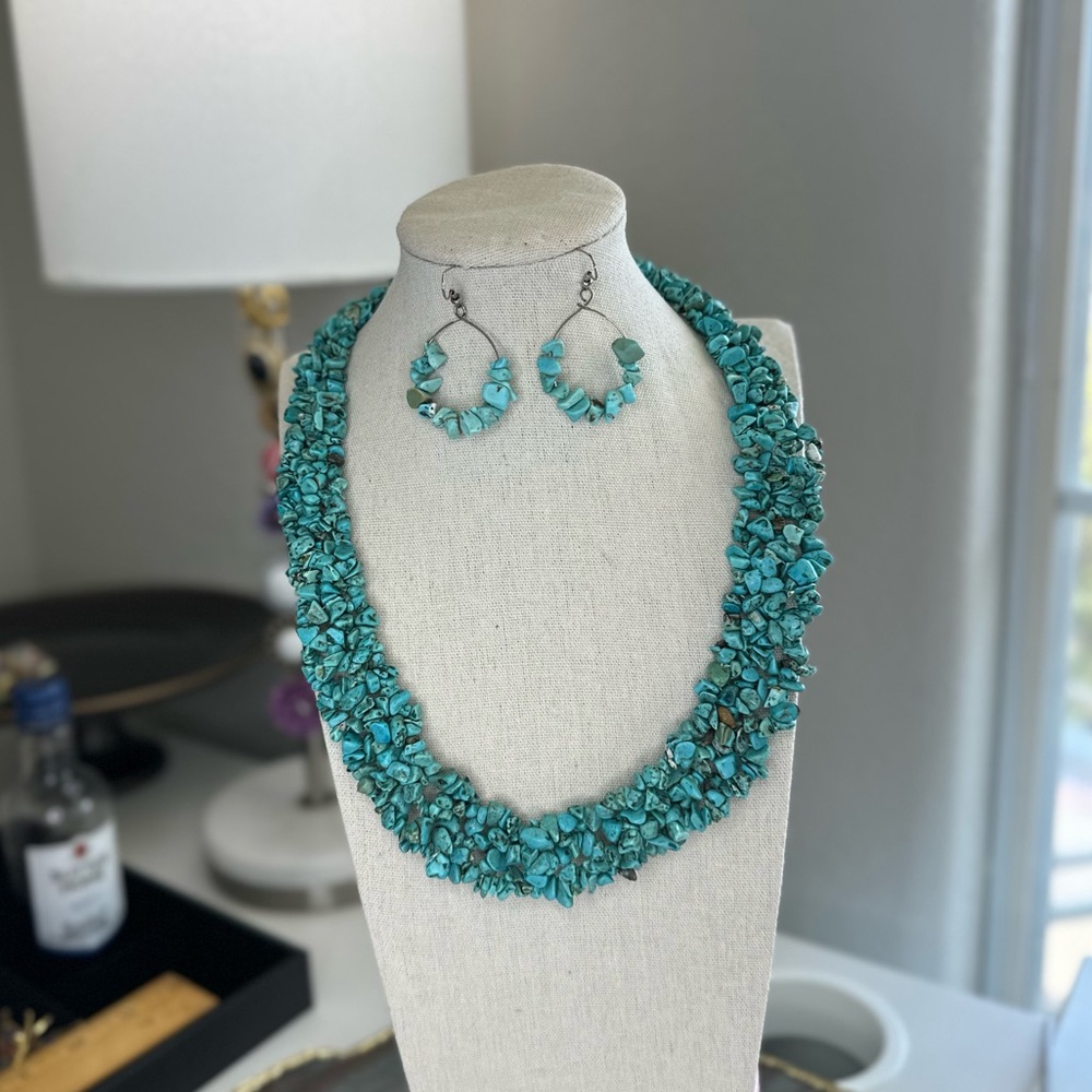 Gorgeous necklace earring set aqua stones